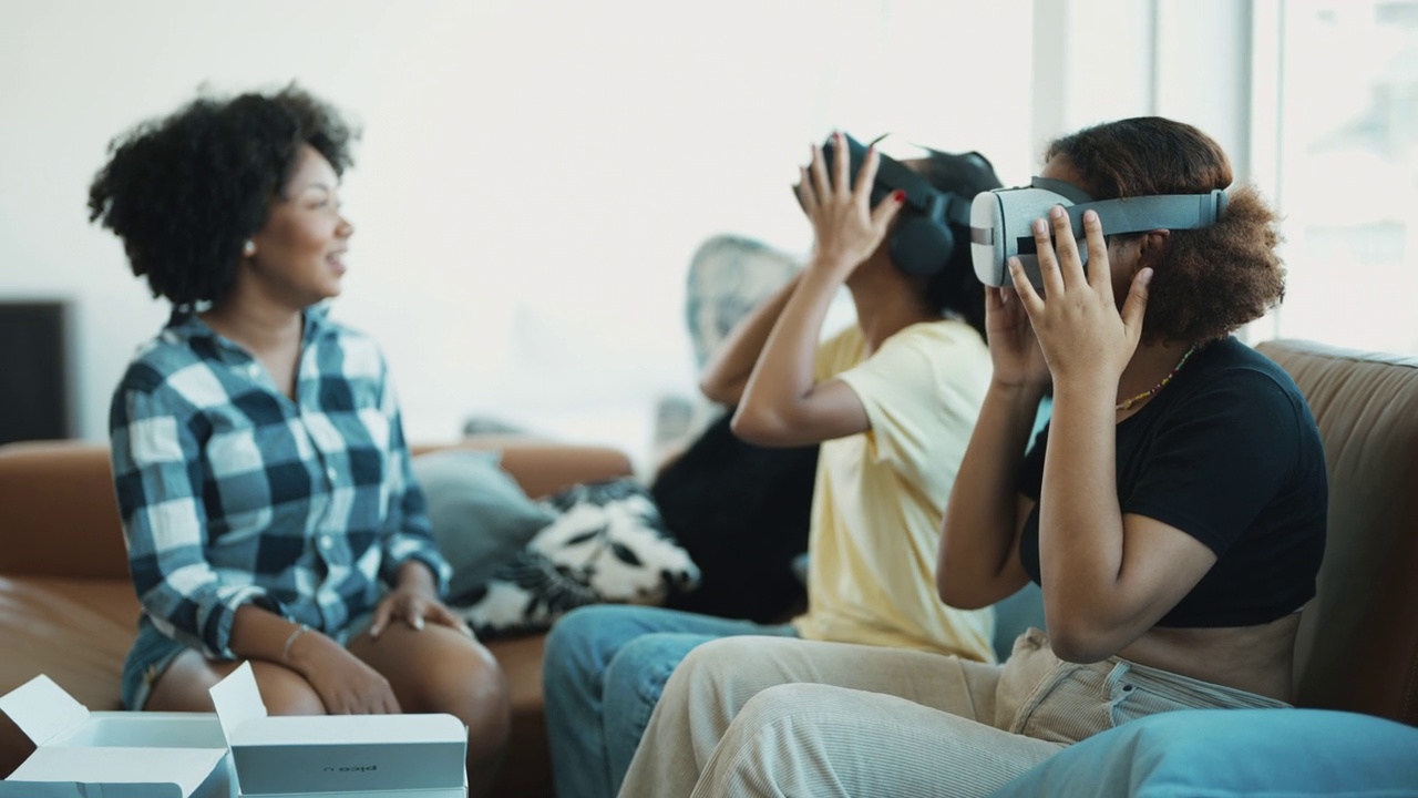 微笑的非洲裔女性朋友戴着VR头盔，沉浸在虚拟现实中视频素材