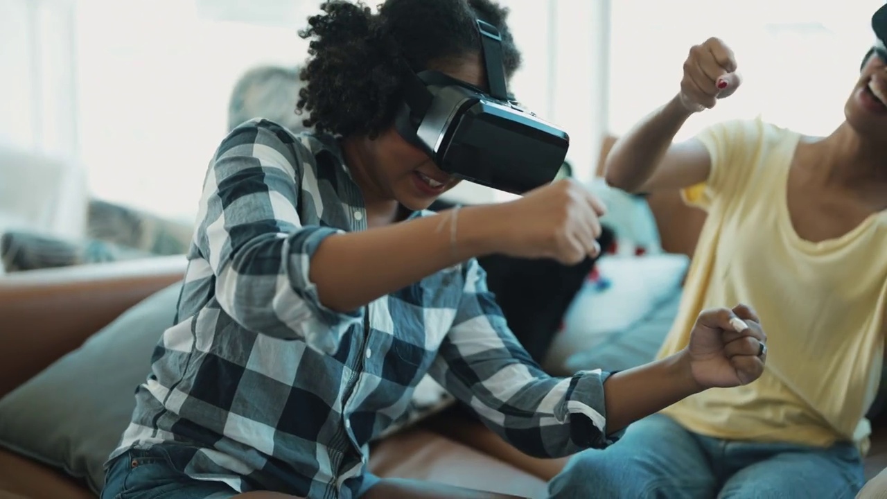 非洲裔女性朋友使用虚拟现实眼镜玩赛车电子游戏视频下载