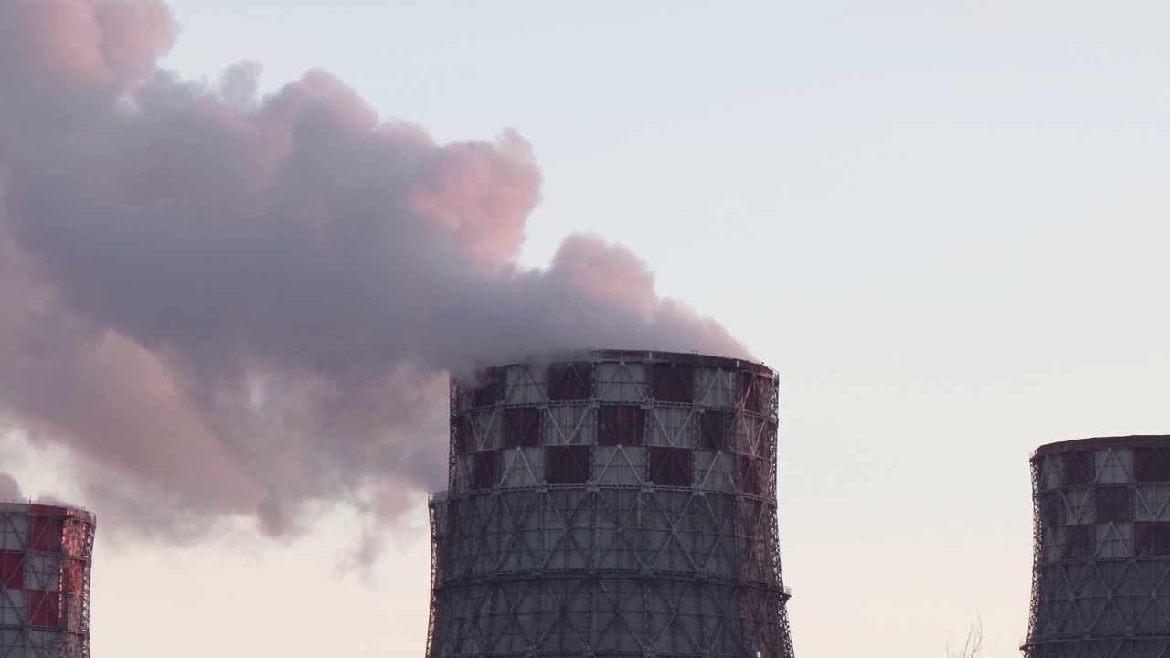 工业工厂烟囱排放到大气中的废气。全球变暖的概念和空气污染。视频素材