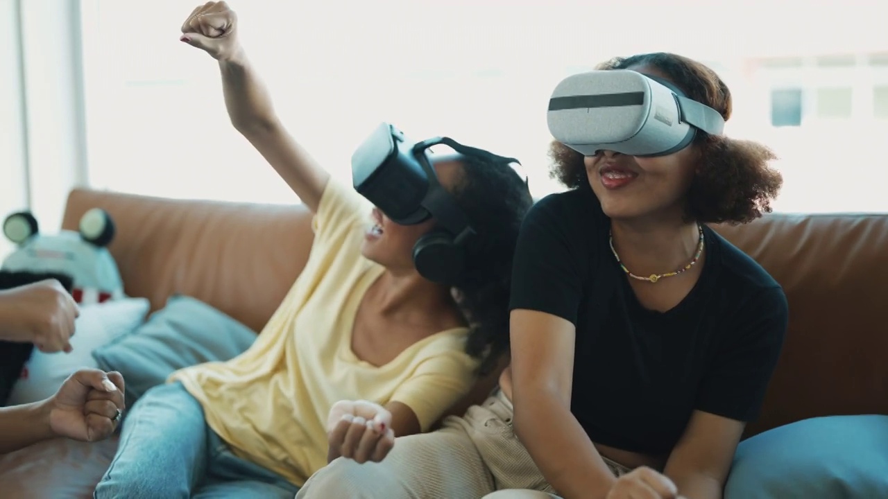 非洲裔女性朋友使用虚拟现实眼镜玩赛车电子游戏视频下载