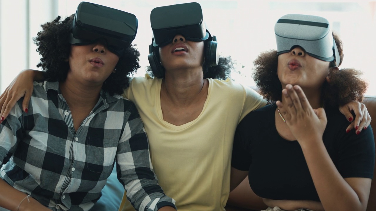 微笑的非洲裔女性朋友戴着VR头盔，沉浸在虚拟现实中视频下载