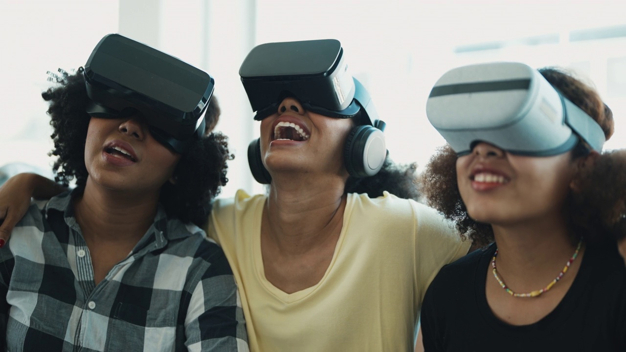 一群非洲裔女性朋友正在玩3d眼镜VR虚拟现实眼镜视频下载