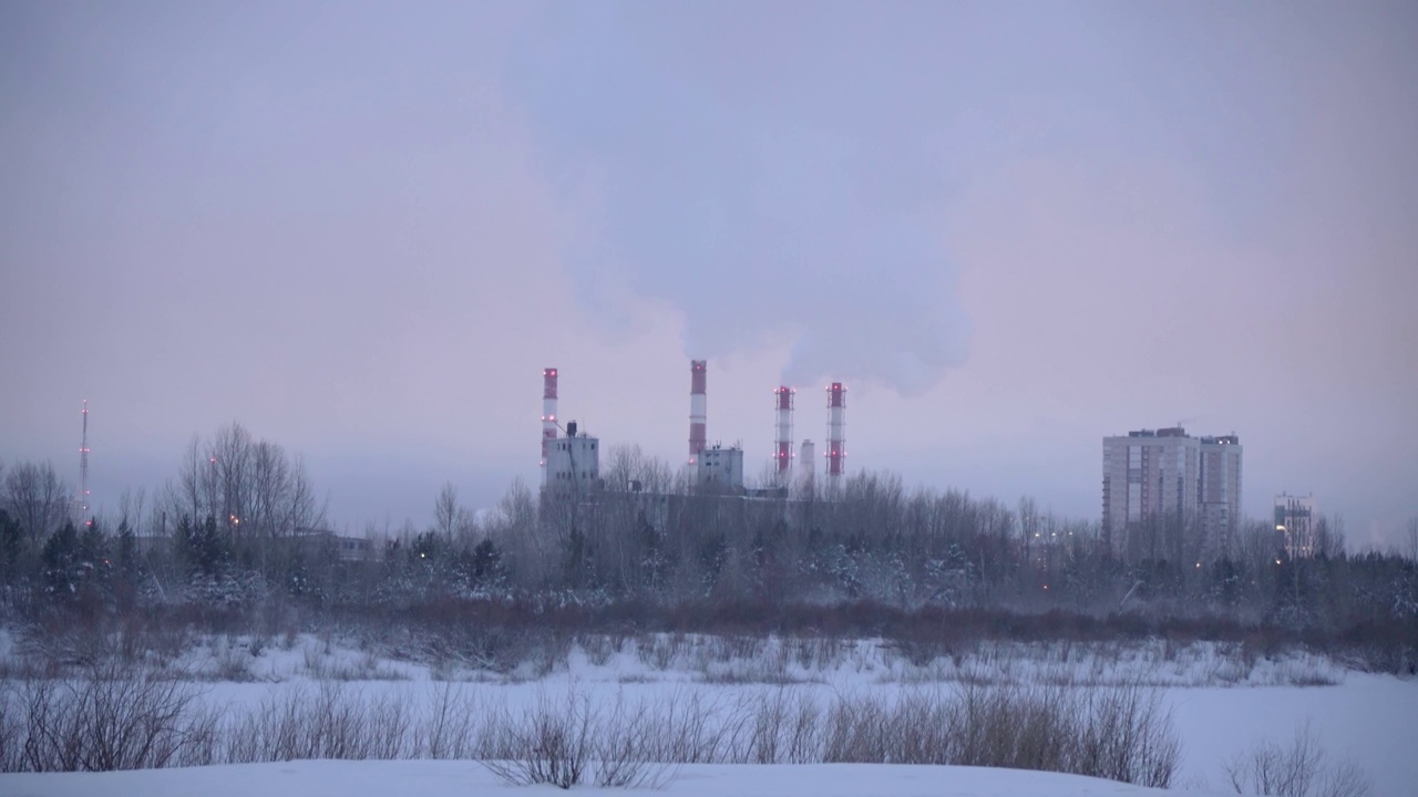 在冬天的城市里，蒸汽从工厂的管道里出来。冬季锅炉房供暖功能强大。有选择性的重点视频素材