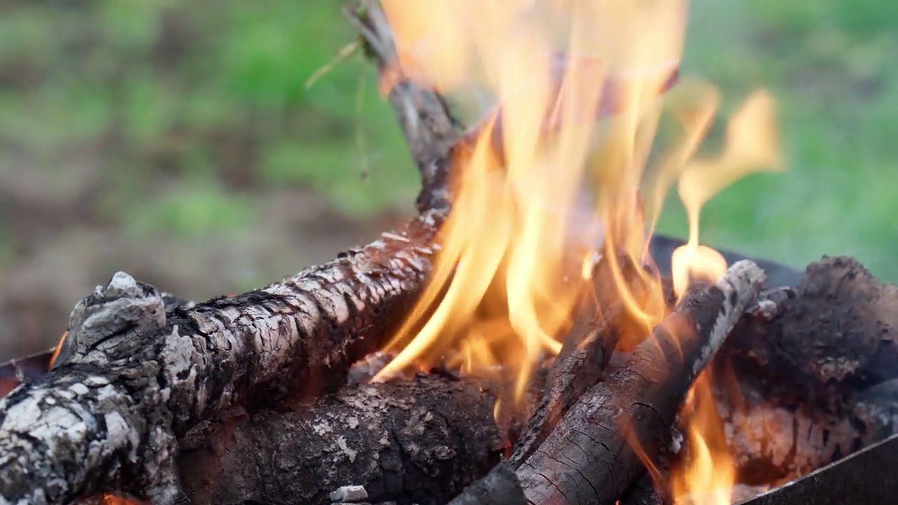 火盆里有火和煤，在火上做饭用。背景。有选择性的重点,特写视频下载