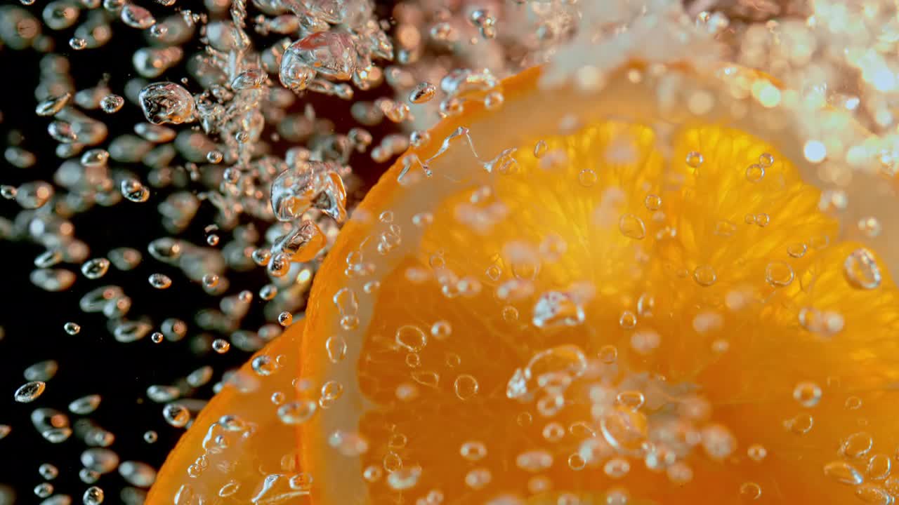 漂浮在矿泉水中的橘子片视频下载