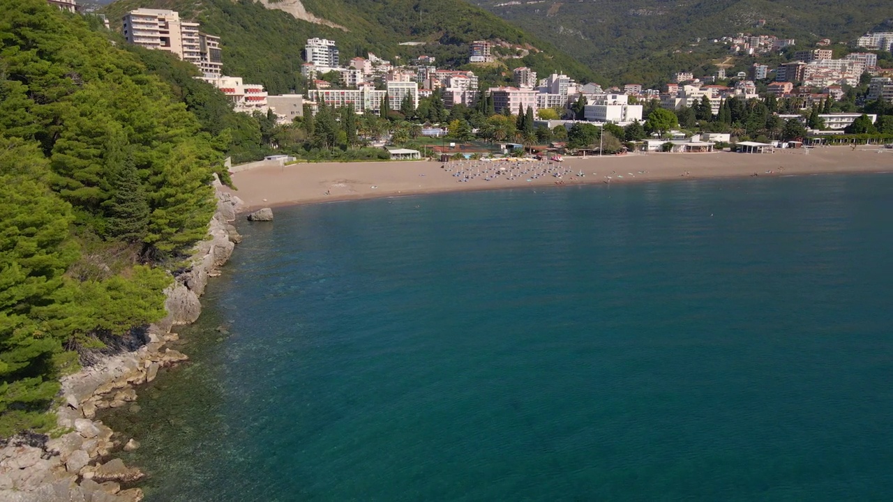 Slowmotion航拍视频。布德瓦市的贝奇奇海滩(Bechichi or Becici beach)是黑山的著名旅游景点视频素材