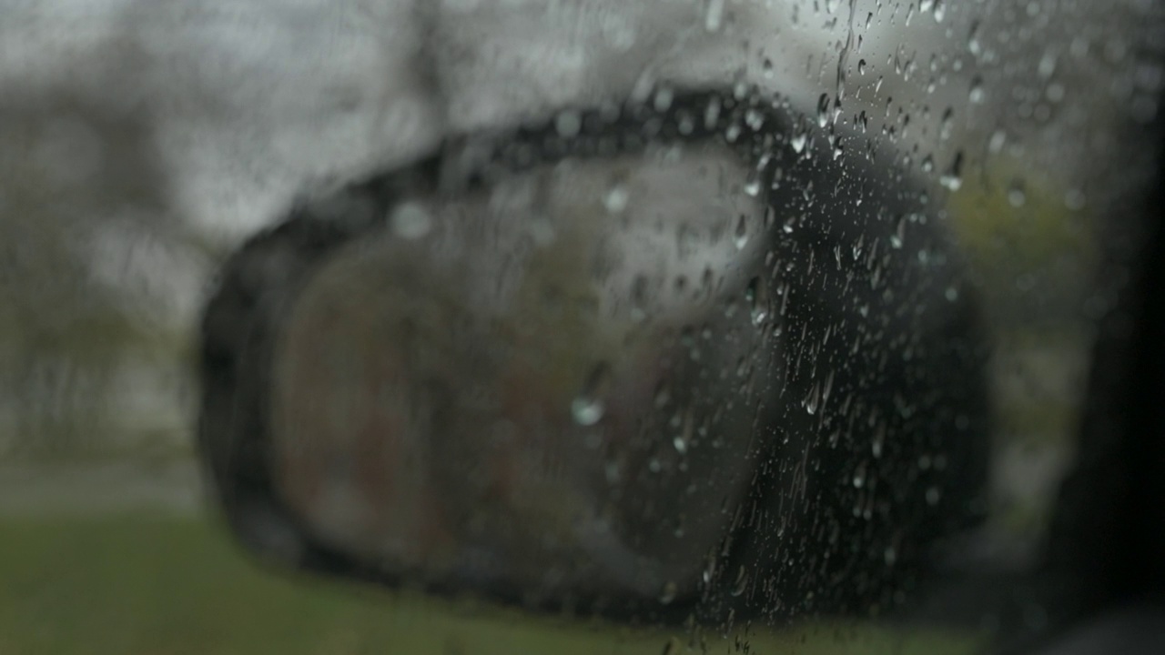 秋雨天车窗上的雨滴视频素材