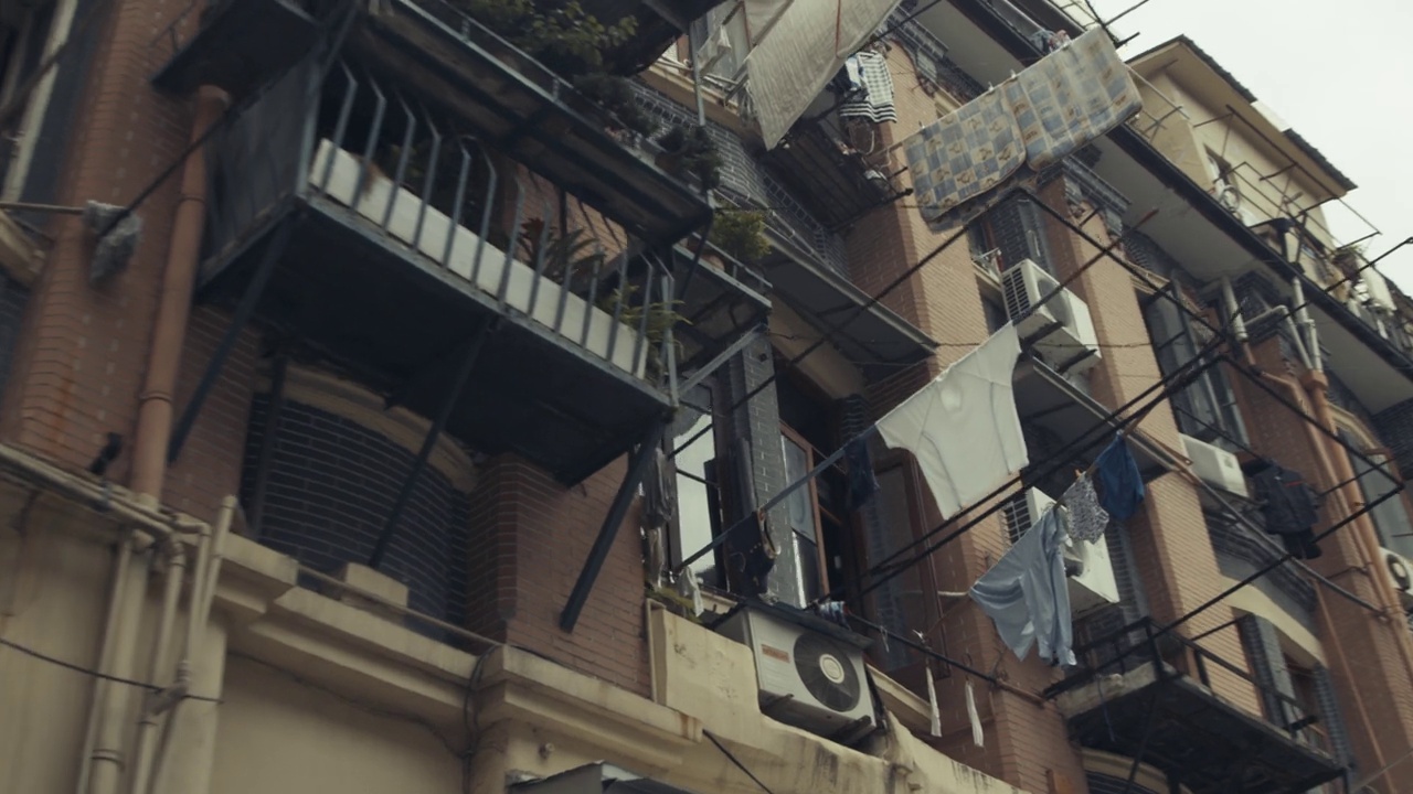 中国上海，阳台上挂着衣服的公寓外视频下载