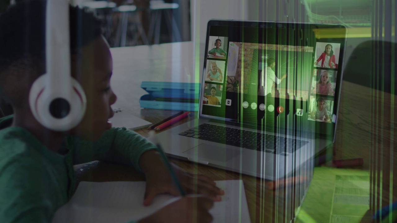 动画的非裔美国学生在笔记本电脑在线学习在计算机服务器视频下载