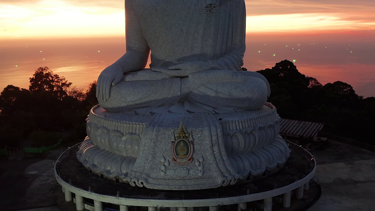 泰国普吉岛日落时分的大佛鸟瞰图视频素材