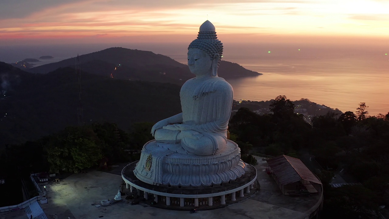 泰国普吉岛日落时分的大佛鸟瞰图视频素材