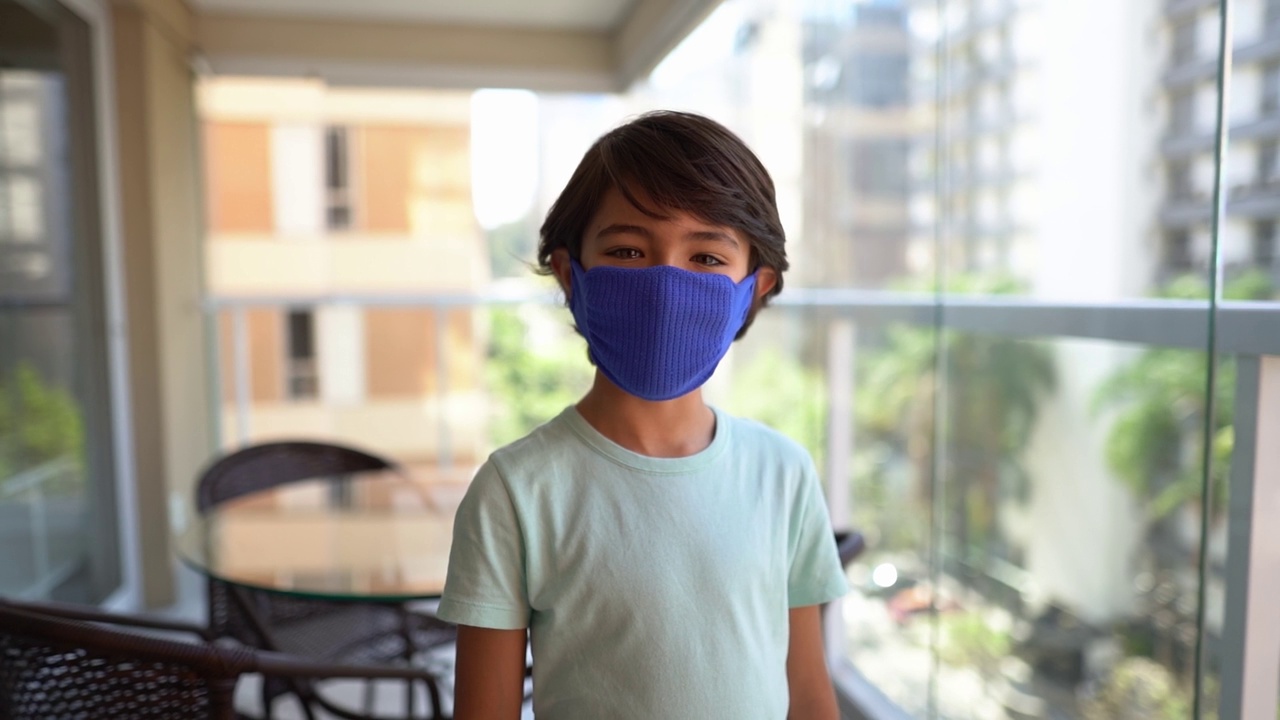一个男孩在家里使用口罩的肖像视频素材