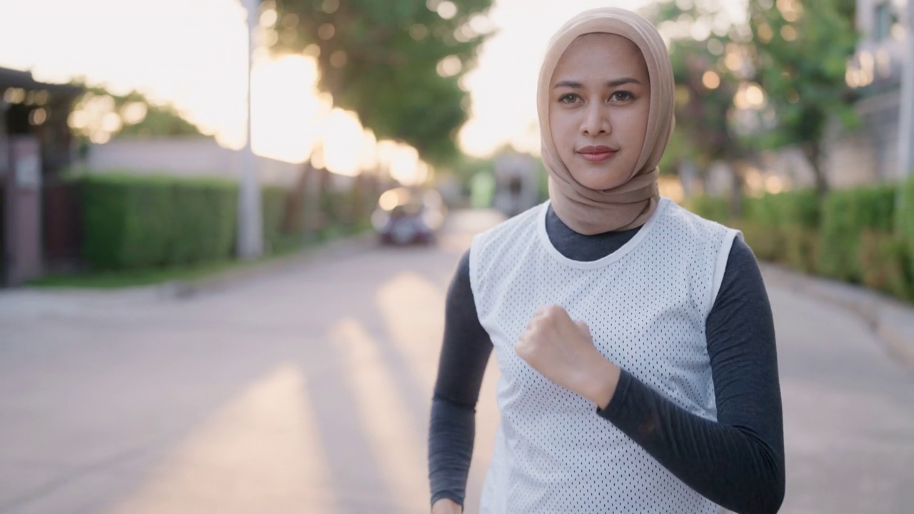 伊斯兰妇女在日落时奔跑视频下载