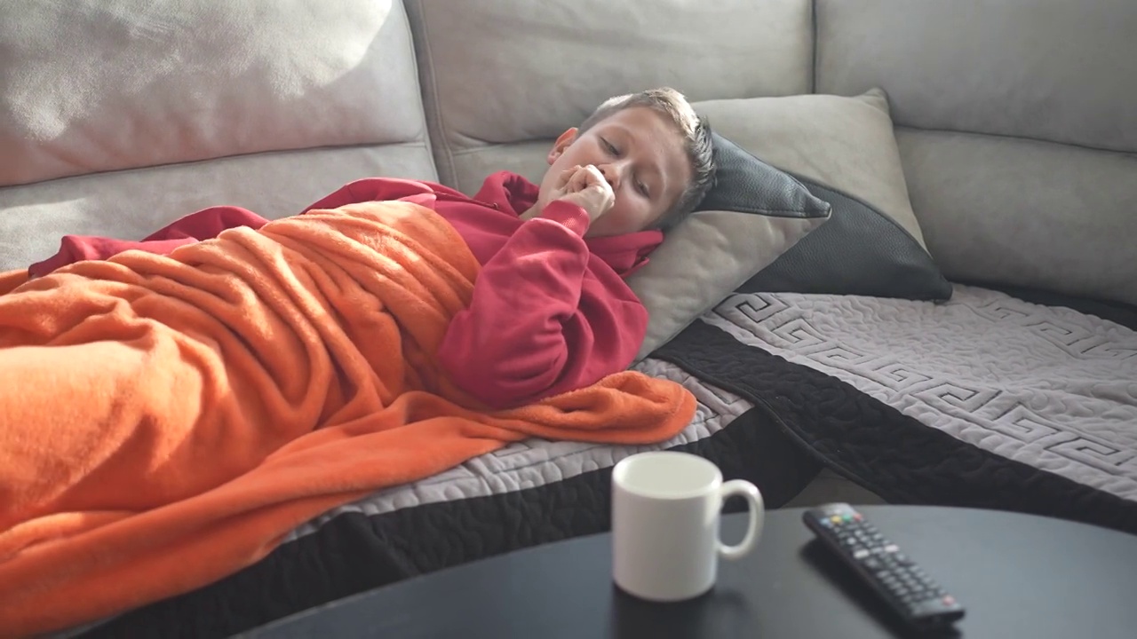有COVID-19症状的儿童在家休息和喝茶视频下载