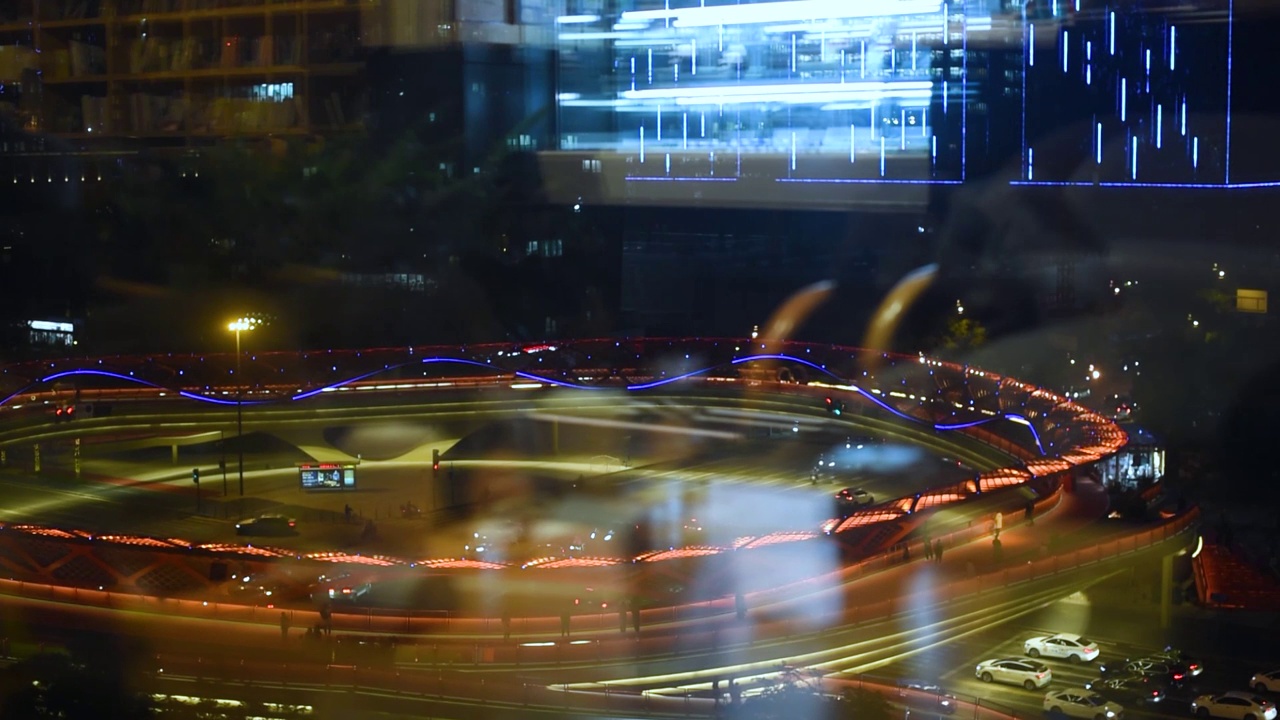 夜晚的路灯和车辆通过窗户视频下载