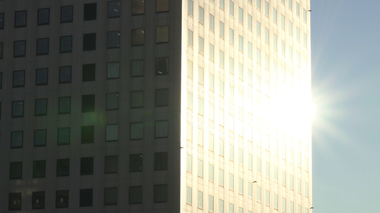 现代商业建筑在阳光照射下的玻璃反射视频下载