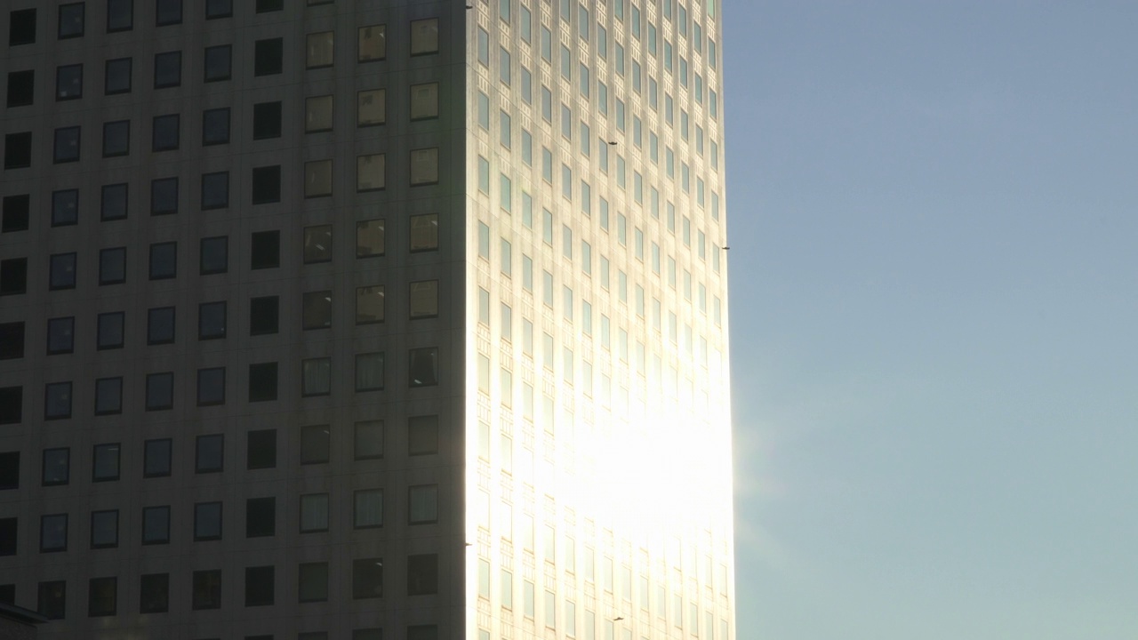 现代商业建筑在阳光照射下的玻璃反射视频下载