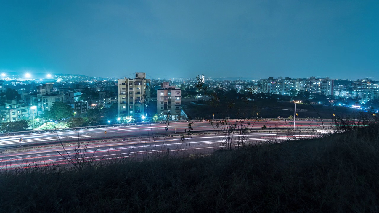 繁忙的公路交通时间从孟买-浦那-班加罗尔国家公路从山上，马哈拉施特拉邦，印度视频下载