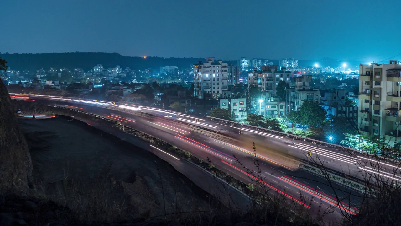 繁忙的公路交通时间，孟买-浦那-班加罗尔国家公路，马哈拉施特拉邦，印度夜间时间流逝视频下载