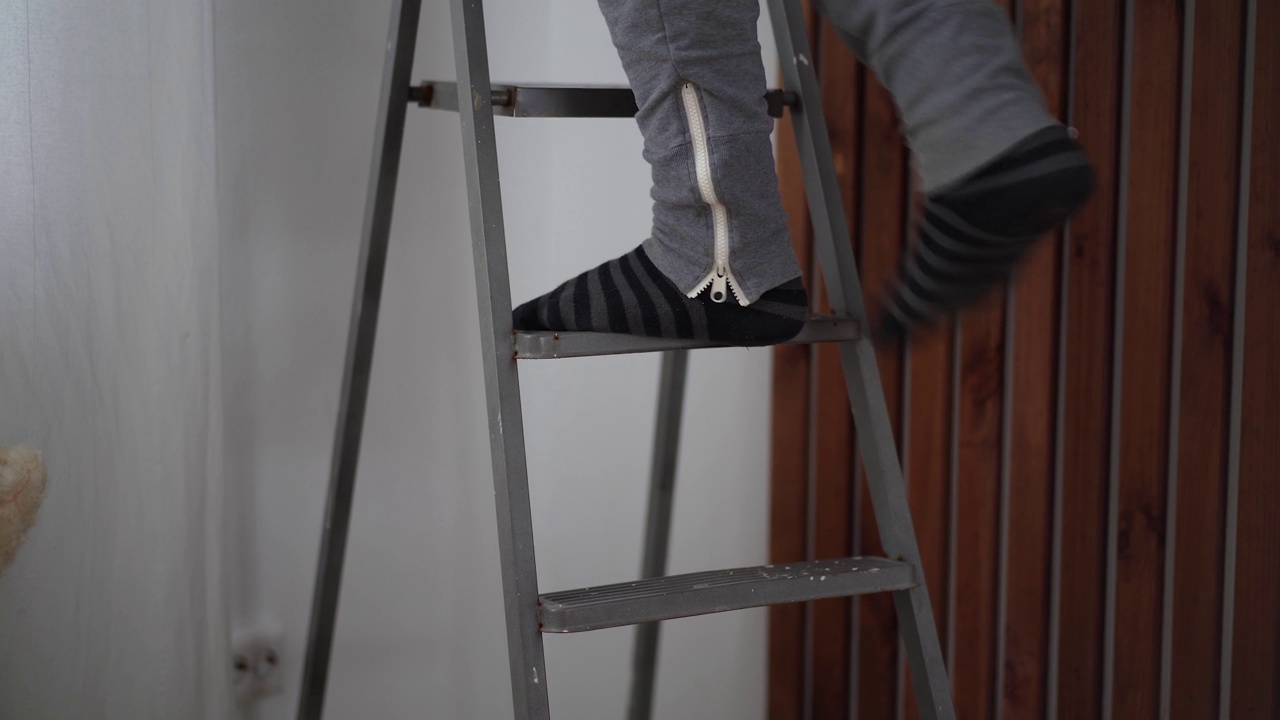 男人在家爬梯子的特写视频4k视频下载