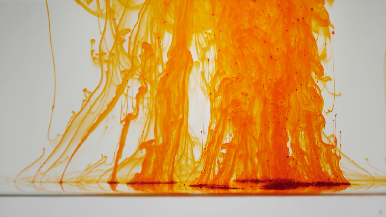 橙色颗粒在白色背景上上升。墨水颜料在水中混合，以慢动作向上移动。抽象的墨水的背景。慢动作视频素材