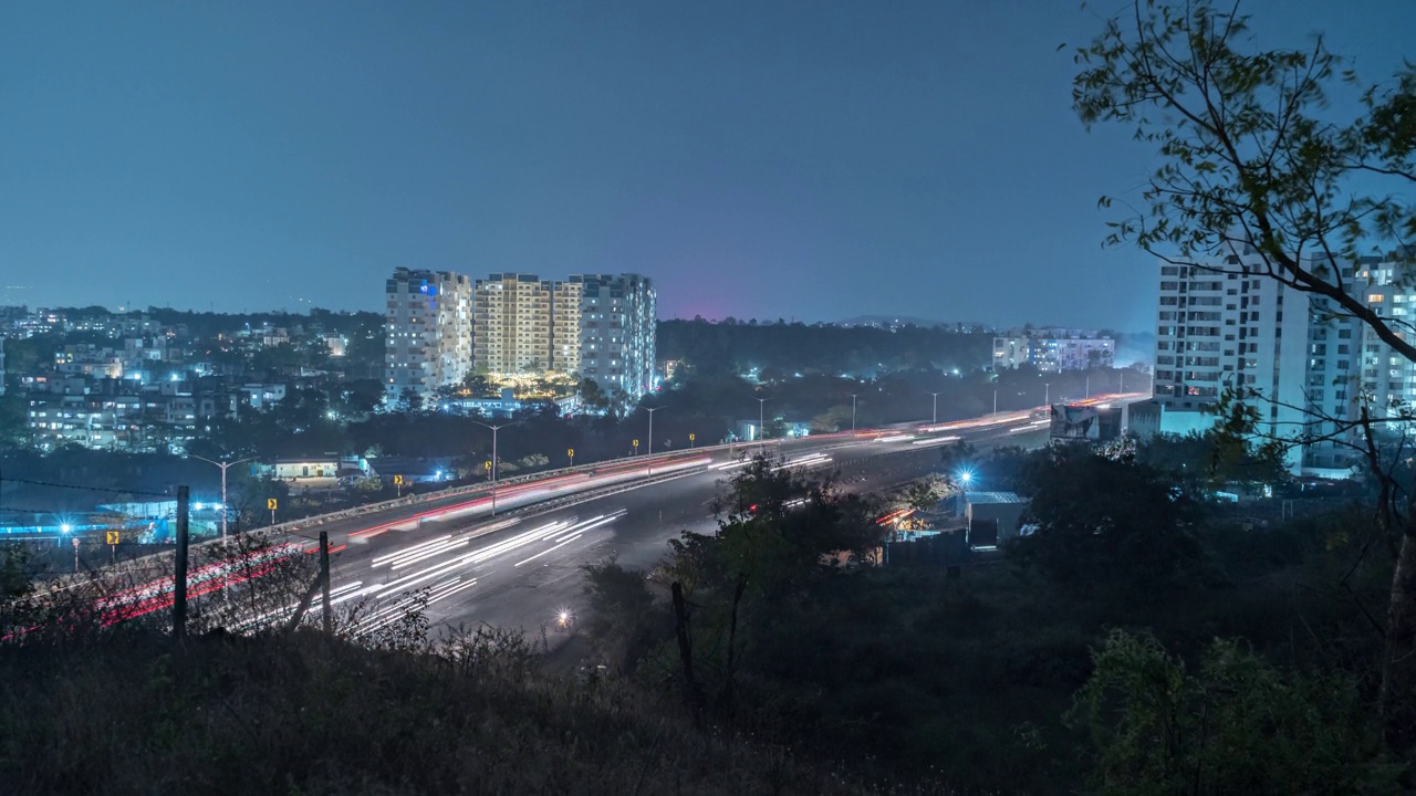 繁忙的夜间交通时间流逝在孟买-浦那-班加罗尔国道，马哈拉施特拉邦，印度视频下载