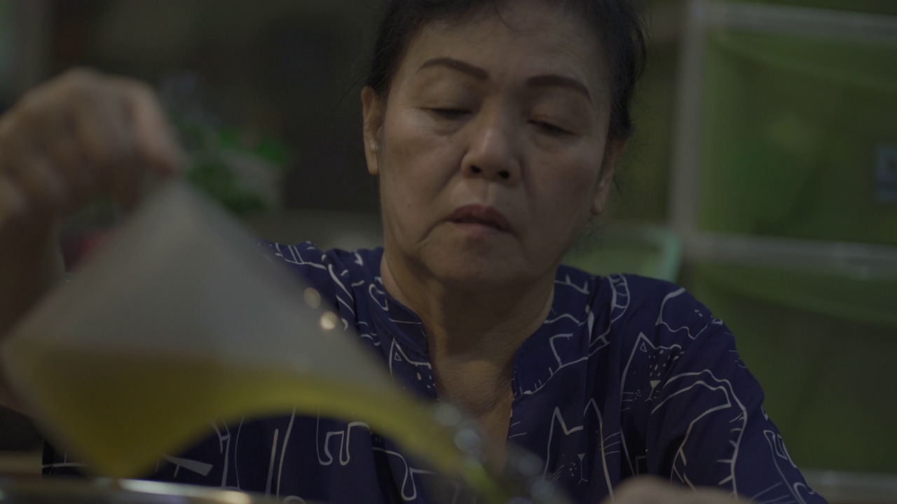 亚洲资深女性灌装果汁。视频下载