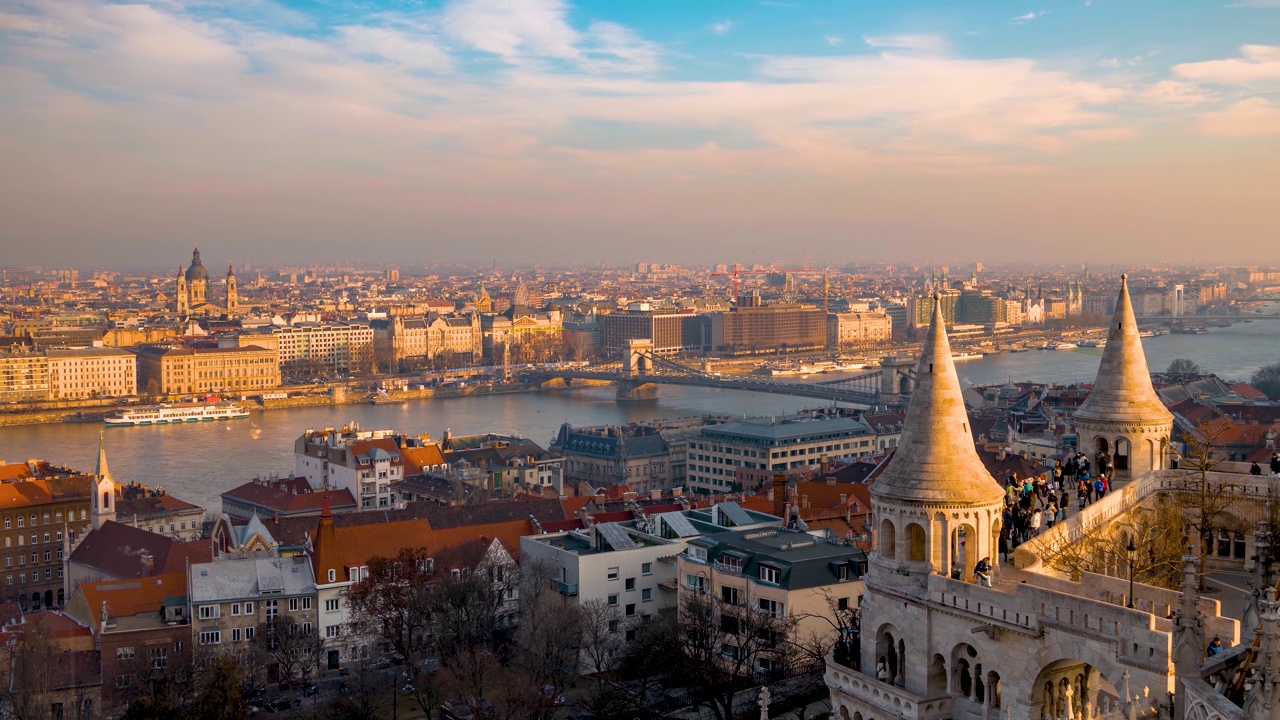 温暖的日落时分，布达佩斯的天际线视频下载