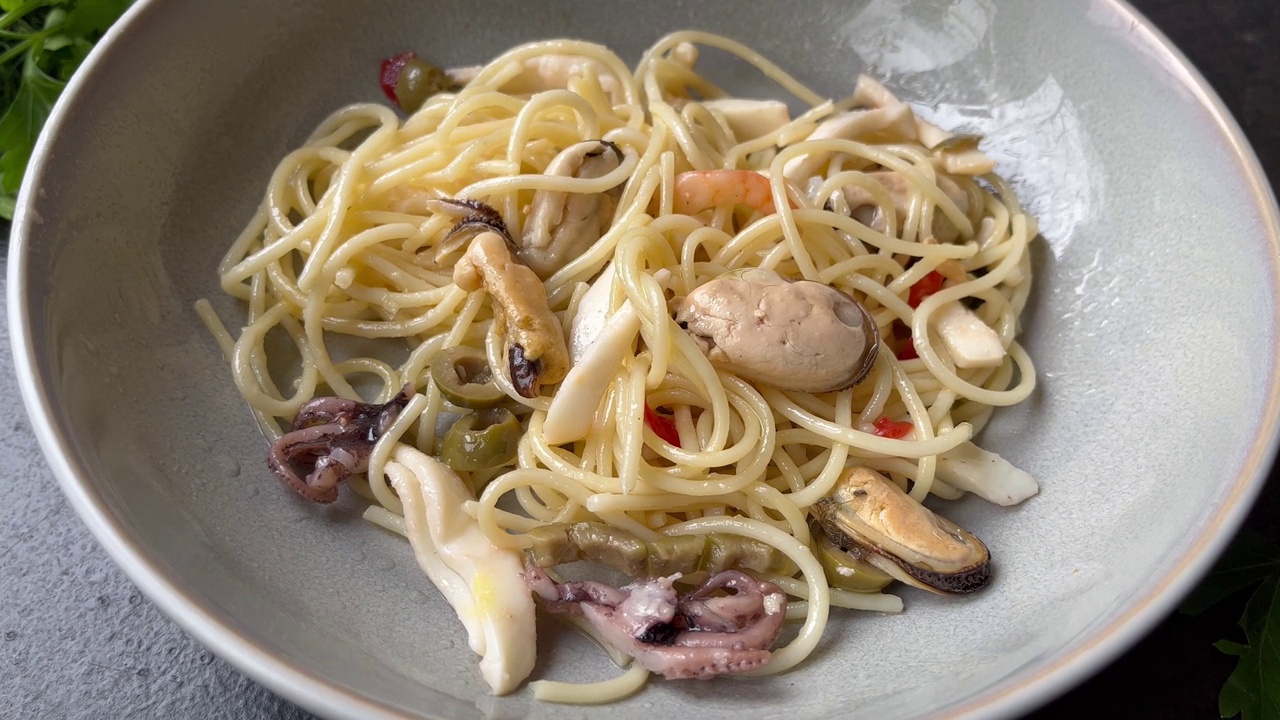 意大利面海鲜意大利面桌上意大利食品健康餐零食拷贝空间食品背景视频素材