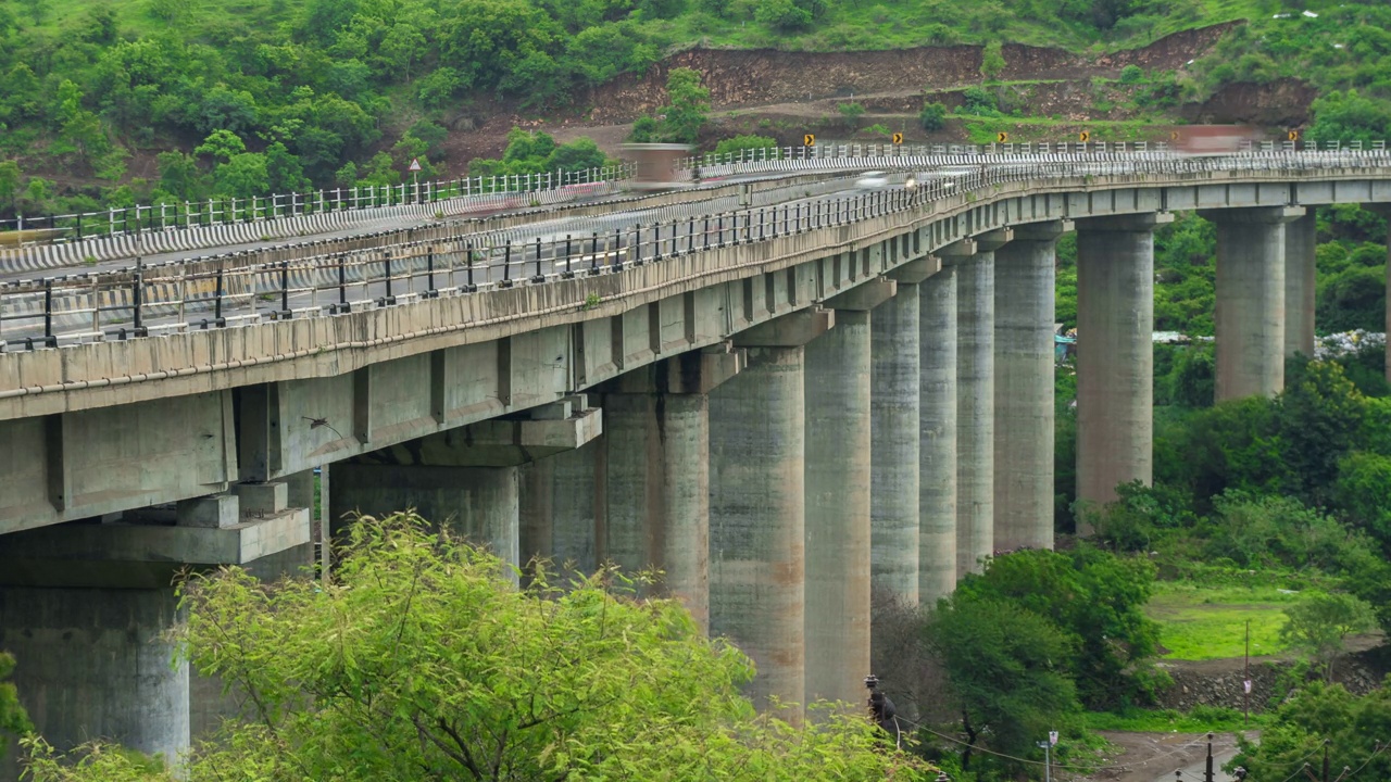 孟买-浦那-班加罗尔弯曲国道繁忙交通的时间推移，浦那，马哈拉施特拉邦，印度视频下载
