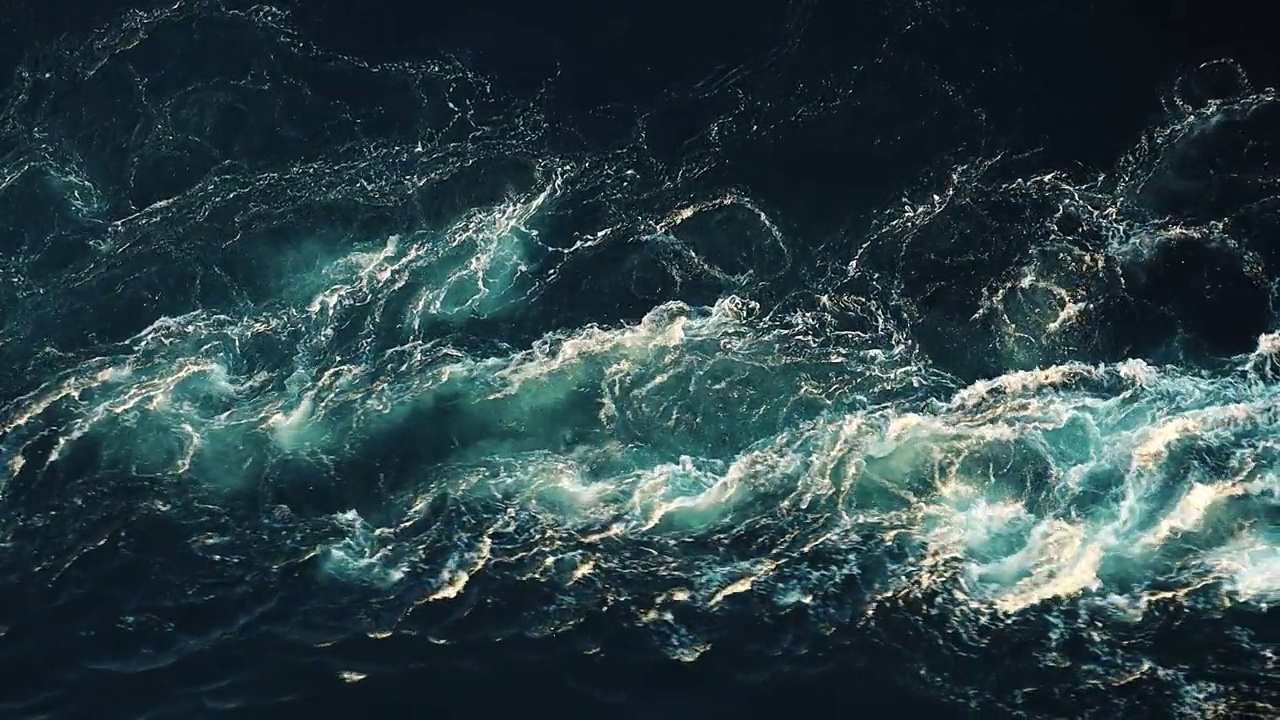 涨潮和退潮时，江水和大海的波浪相遇。视频素材
