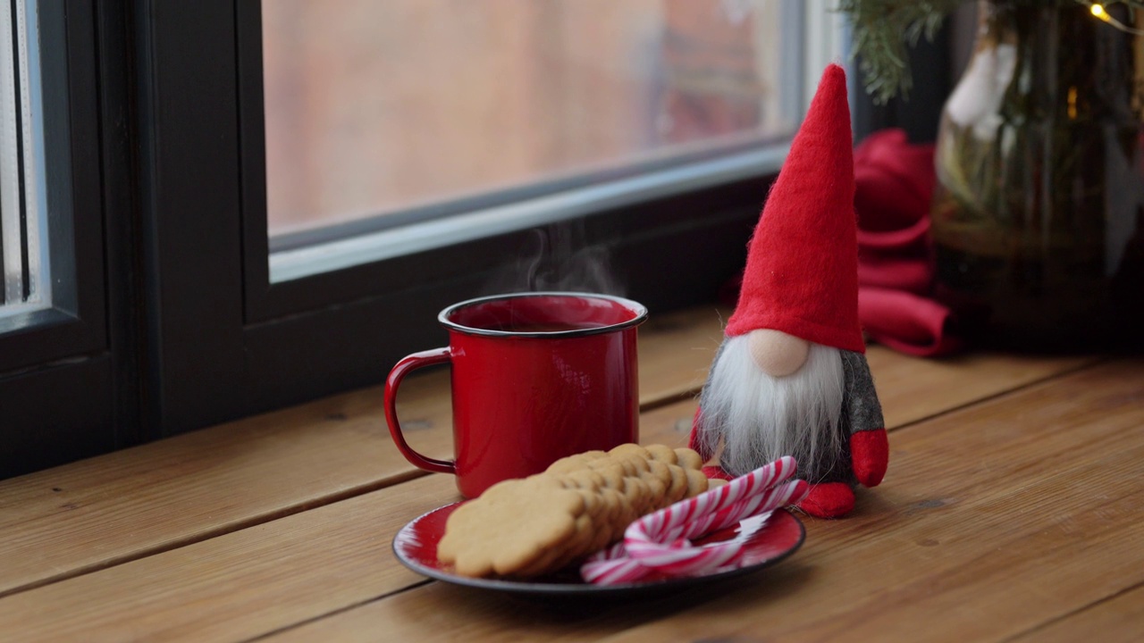 圣诞侏儒，窗台上的咖啡和饼干视频下载
