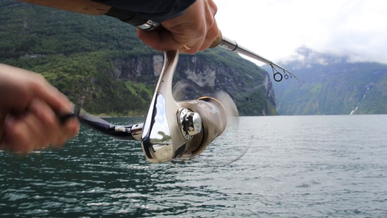 挪威，一名妇女在钓鱼杆上打转。视频素材