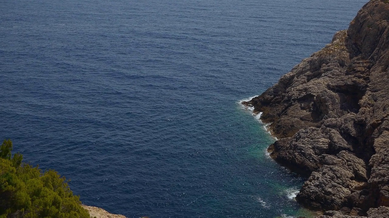 西班牙马略卡岛巴利阿里群岛东北海岸的岩石海岸视频下载
