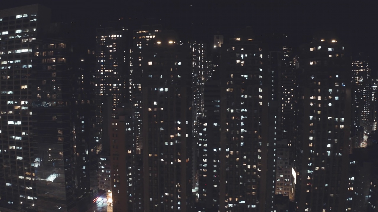 香港城市夜间的无人机图视频素材