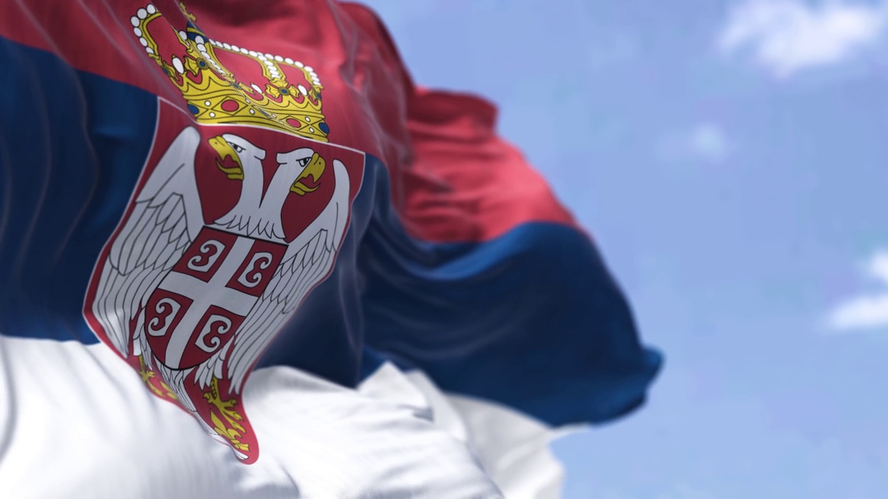 在一个晴朗的日子里，飘扬的塞尔维亚国旗的细节视频下载