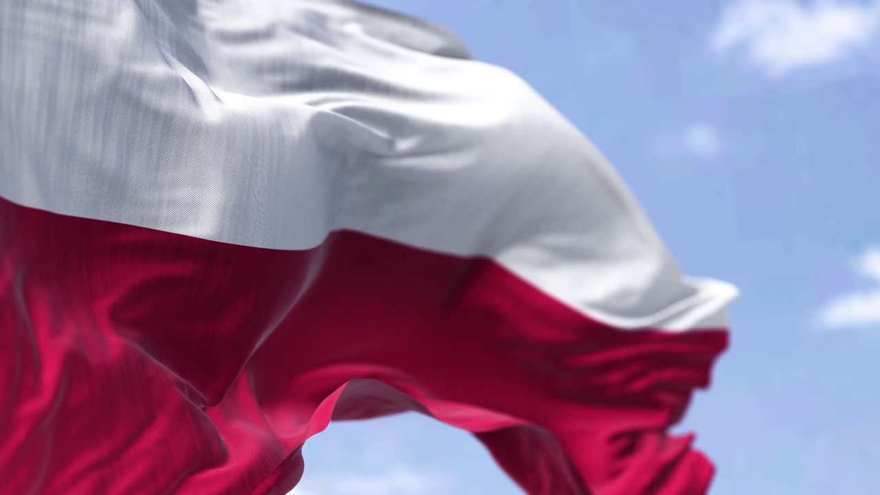 在一个晴朗的日子里，波兰国旗在风中飘扬视频素材