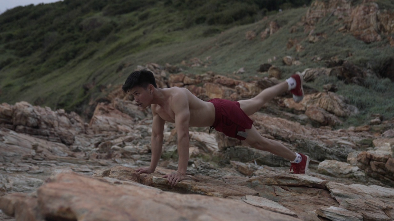 年轻的肌肉强壮和健康的亚洲男子户外锻炼。视频素材