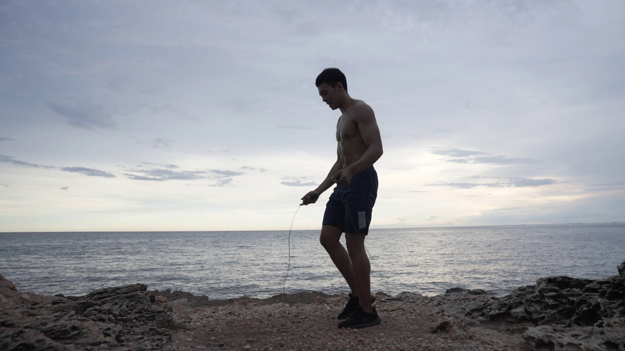年轻的肌肉强壮和健康的亚洲男子户外锻炼。视频素材