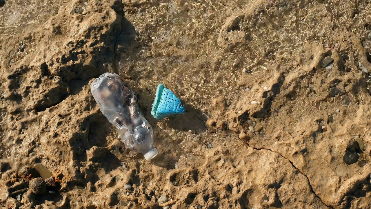 废弃的塑料瓶和聚苯乙烯碎片污染海洋生态系统，污染环境废弃物视频素材