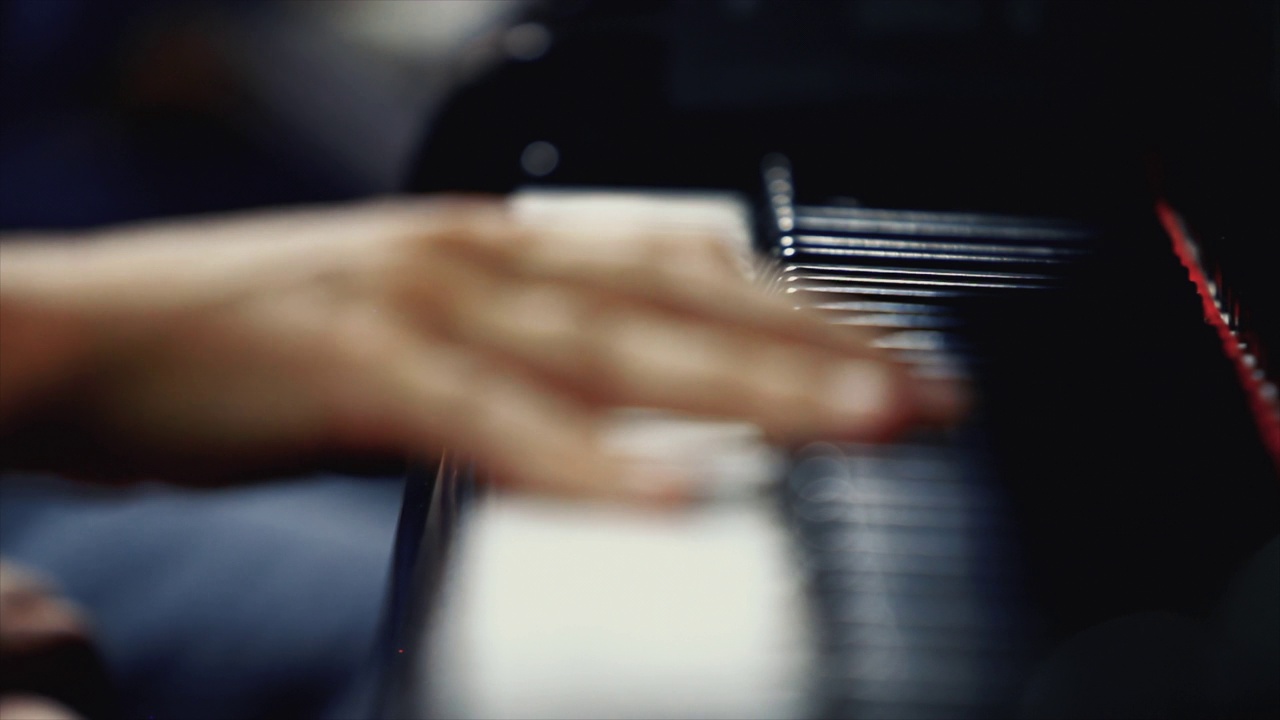 现场演奏爵士音乐会:用手弹钢琴视频下载