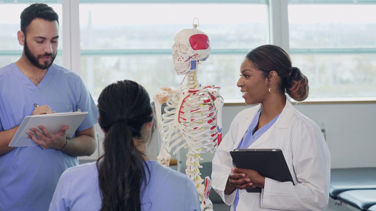 护理学校的学生学习人体骨骼系统视频下载
