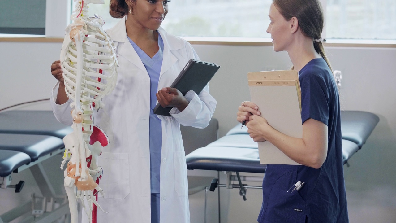 护理学院教授与女学生讨论骨骼系统视频下载