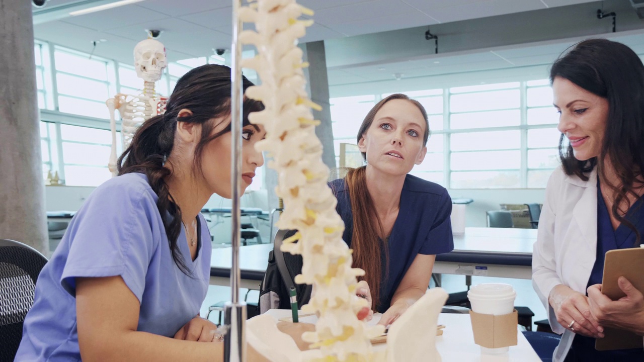 医学院教授教学生关于人体脊柱的知识视频素材