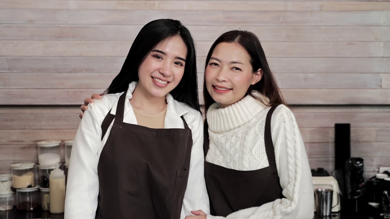 亚洲青少年自信经营咖啡店生意快乐微笑为自己的生意自豪。视频素材