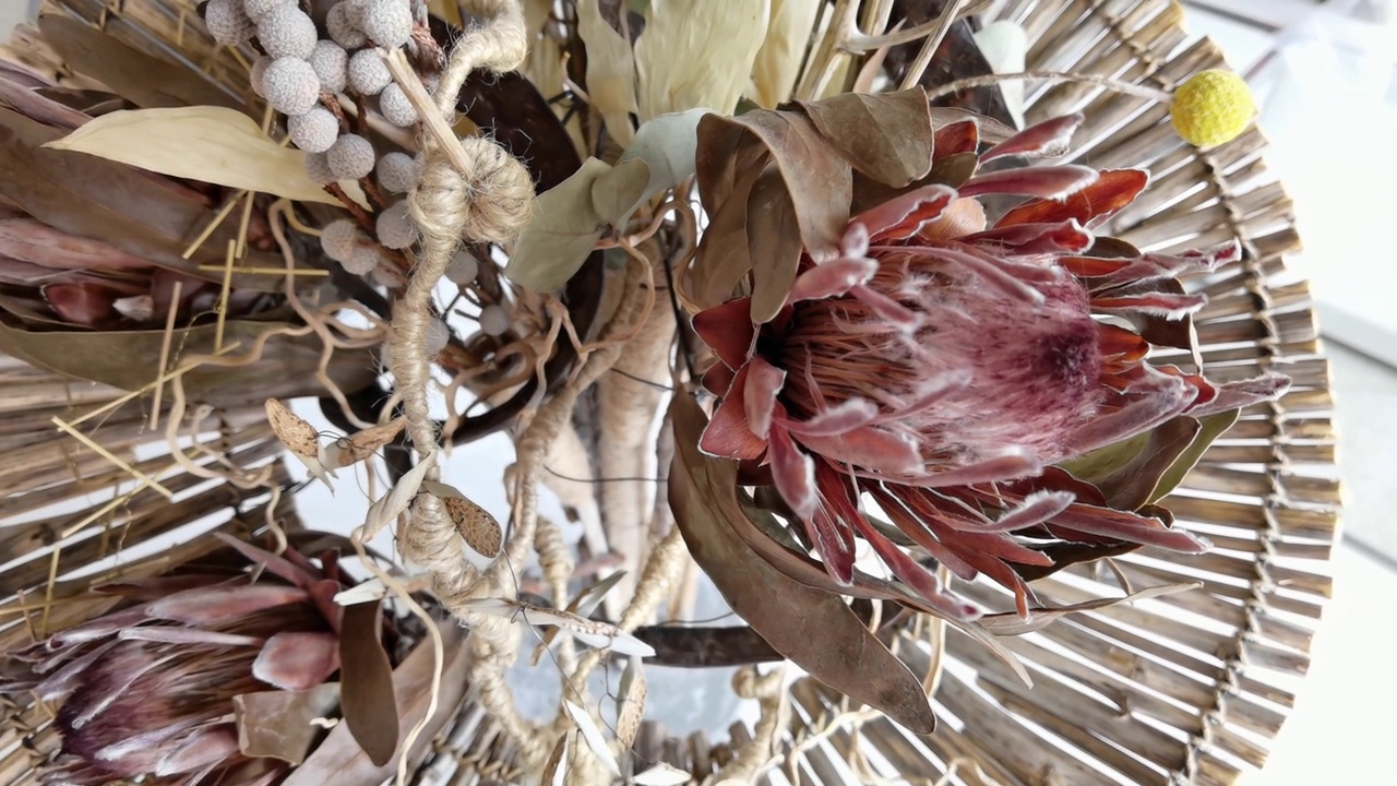 干波西米亚花束。室内米色婚礼植物。Brwon自然材料视频下载