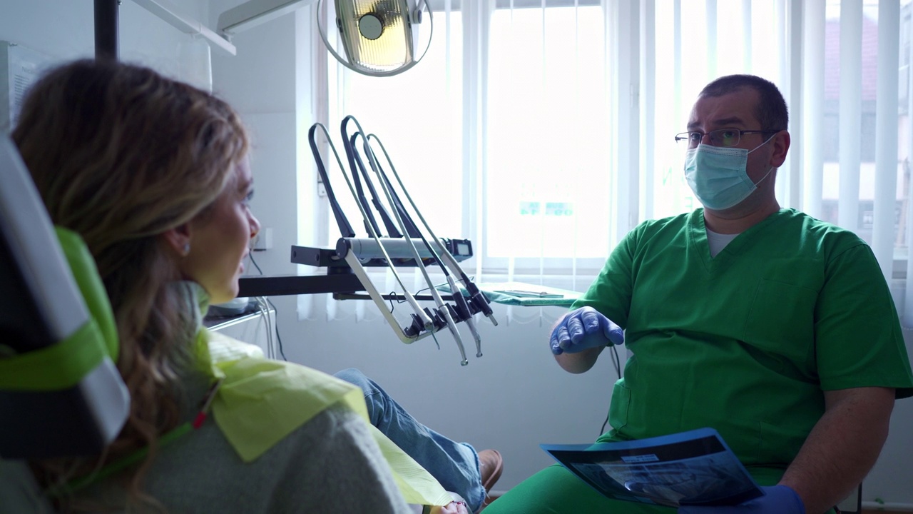 牙科医生与一位女性病人谈论治疗方案视频素材