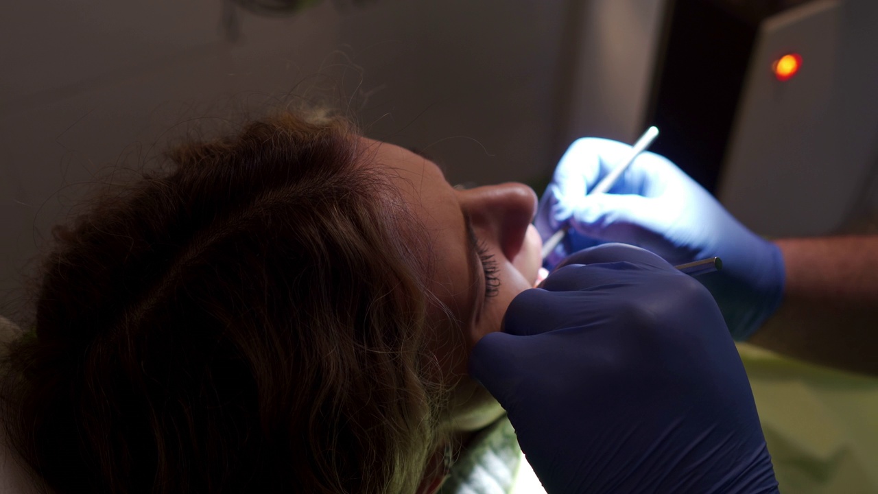 牙科医生在检查时使用角度镜和牙齿探针视频下载