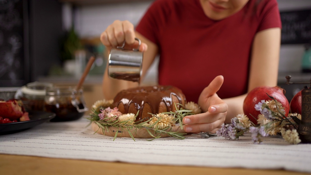 女人喜欢用蔓越莓装饰巧克力蛋糕视频素材
