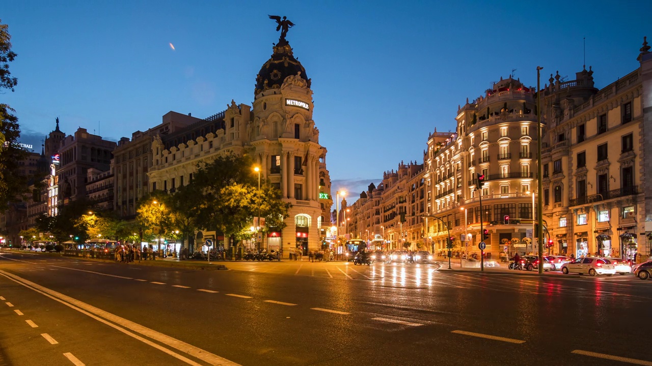 西班牙首都和最大的城市马德里市中心著名的格兰大街上的高峰时段交通的时间推移视图视频下载